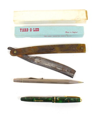 Lot 48 - A vintage Conway Stewart dinkie 560 pen...