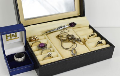 Lot 30 - A group of antique and vintage jewellery to...