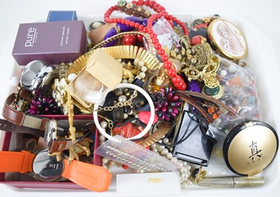 Lot 31 - A group of costume jewellery to include...