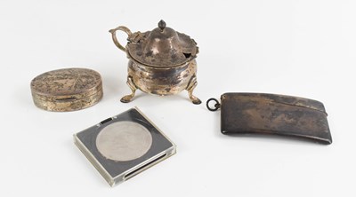 Lot 443 - A group of silver to include pill box, vesta...