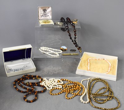 Lot 269 - A group of vintage jewellery to include a...