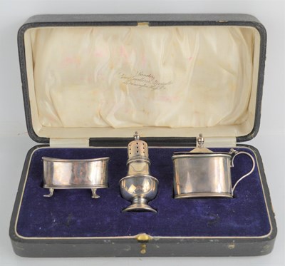 Lot 244 - A boxed silver cruet set, Birmingham 1919, 2.4toz