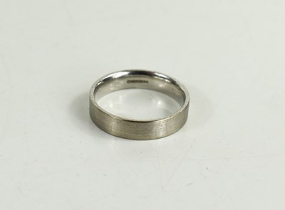Lot 125 - An 18ct white gold gentleman's wedding band,...