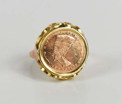 Lot 52 - A 14ct gold ring set with a Nofretete Regina...