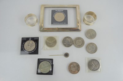 Lot 424 - A group of coins, mostly commemorative crowns,...