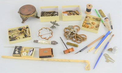Lot 362 - A group of collectibles to include pen nibs,...