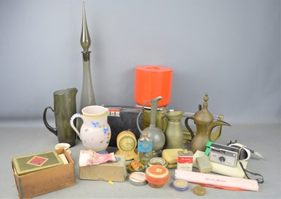 Lot 378 - A group of collectible items to include...