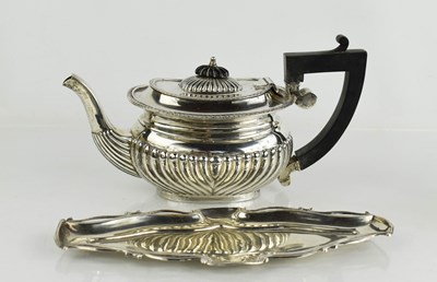 Lot 270 - A silver 19th century tea pot, Chester 1902,...