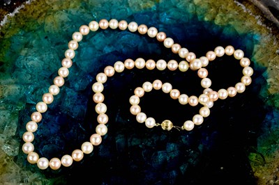 Lot 35 - A cultured pearl necklace in alternating cream...