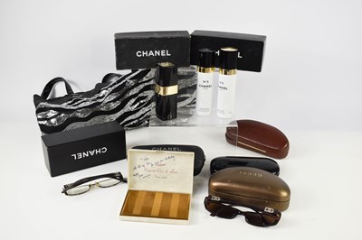Lot 267 - A group of accessories comprising a vintage...