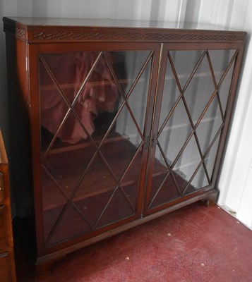 Lot 480 - A 20th century mahogany display cabinet /...