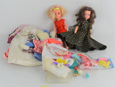 Lot 484 - A group of vintage Sindy dolls and clothing