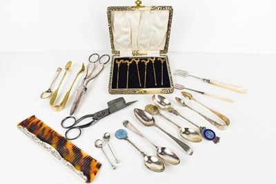 Lot 82 - A group of silver to include silver spoons,...