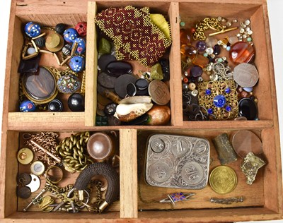 Lot 86 - A selection of jewellery and collectables, to...