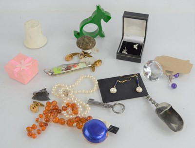 Lot 332 - A group of collectibles to include a silver...