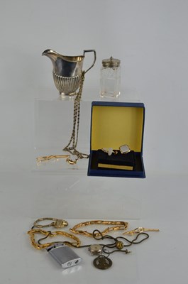 Lot 334 - A group of collectibles to include a Bulova...