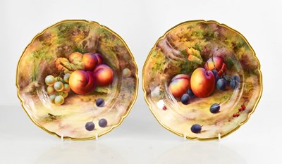 Lot 7 - A fine pair of Royal Worcester bowls by Horace...