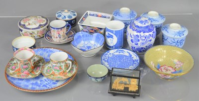 Lot 192 - A group of Chinese ceramics to include ginger...