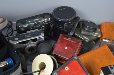 Lot 460 - A group of vintage cameras and accessories to...
