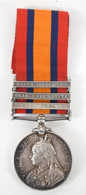Lot 423 - A Queen's South Africa medal with clasps to...