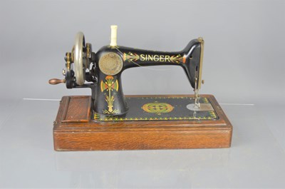 Lot 260 - A vintage Singer sewing machine