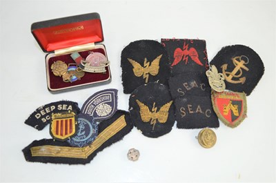 Lot 443 - A group of cloth and cap badges to include...