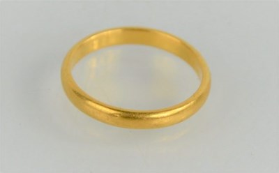 Lot 144 - A 22ct gold wedding band, 2.5g, size L 1/2.