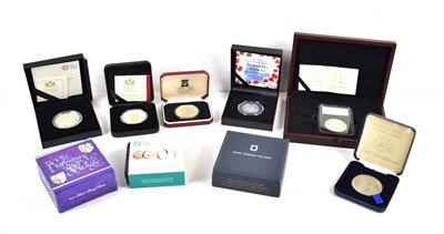 Lot 42 - A group of silver coins and medallions to...