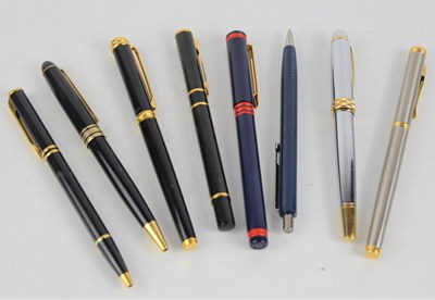 Lot 267 - A group of vintage pens to include three...