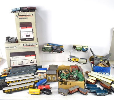 Lot 414 - A group of 00 gauge model railway items to...