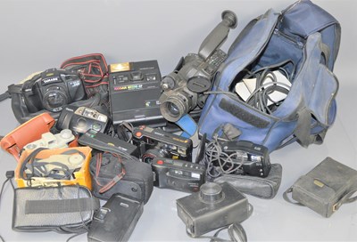 Lot 459 - A group of vintage cameras to include Kodak...