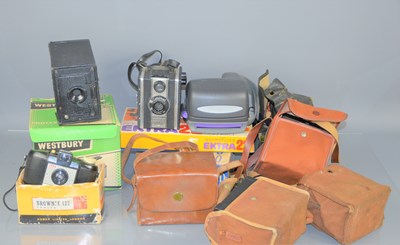 Lot 461 - A group of vintage cameras and equipment to...