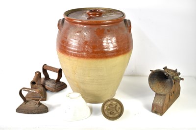 Lot 51 - A group of domestic collectables including a...