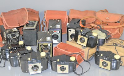 Lot 457 - A group of vintage cameras to include Oxford...