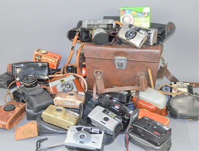 Lot 458 - A group of vintage cameras to include Praktica...