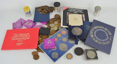 Lot 435 - A quantity of British and worldwide coinage to...
