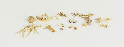 Lot 272 - A pair of 15ct gold flower head stud earrings,...