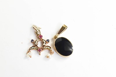 Lot 33 - A 9ct gold, blue John and agate pendant, of...