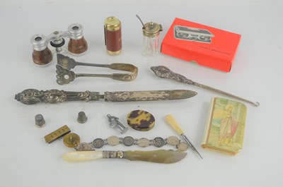 Lot 241 - A group of collectible items to include silver...