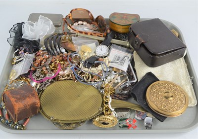 Lot 391 - A quantity of vintage jewellery to include...