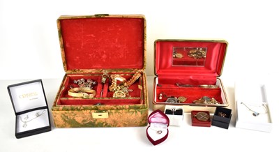 Lot 133 - A selection of vintage and later jewellery to...