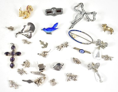 Lot 200 - A group of silver and dress jewellery to...