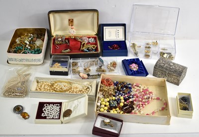 Lot 134 - A group of costume jewellery to include cameo...
