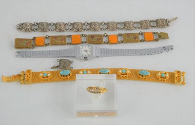 Lot 399 - An 18ct yellow gold and five stone diamond...