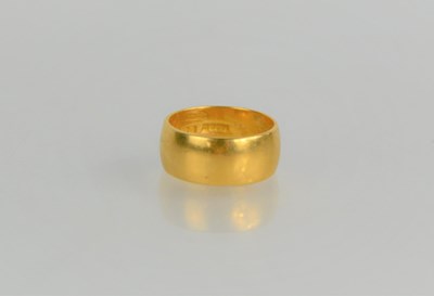 Lot 173 - A 22ct gold wedding band ring, 8.92g, size M