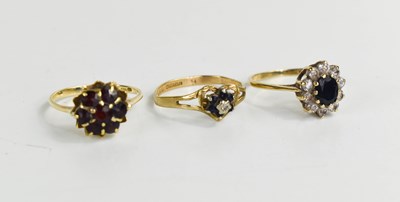 Lot 70 - A 9ct gold and garnet set flowerhead form ring,...