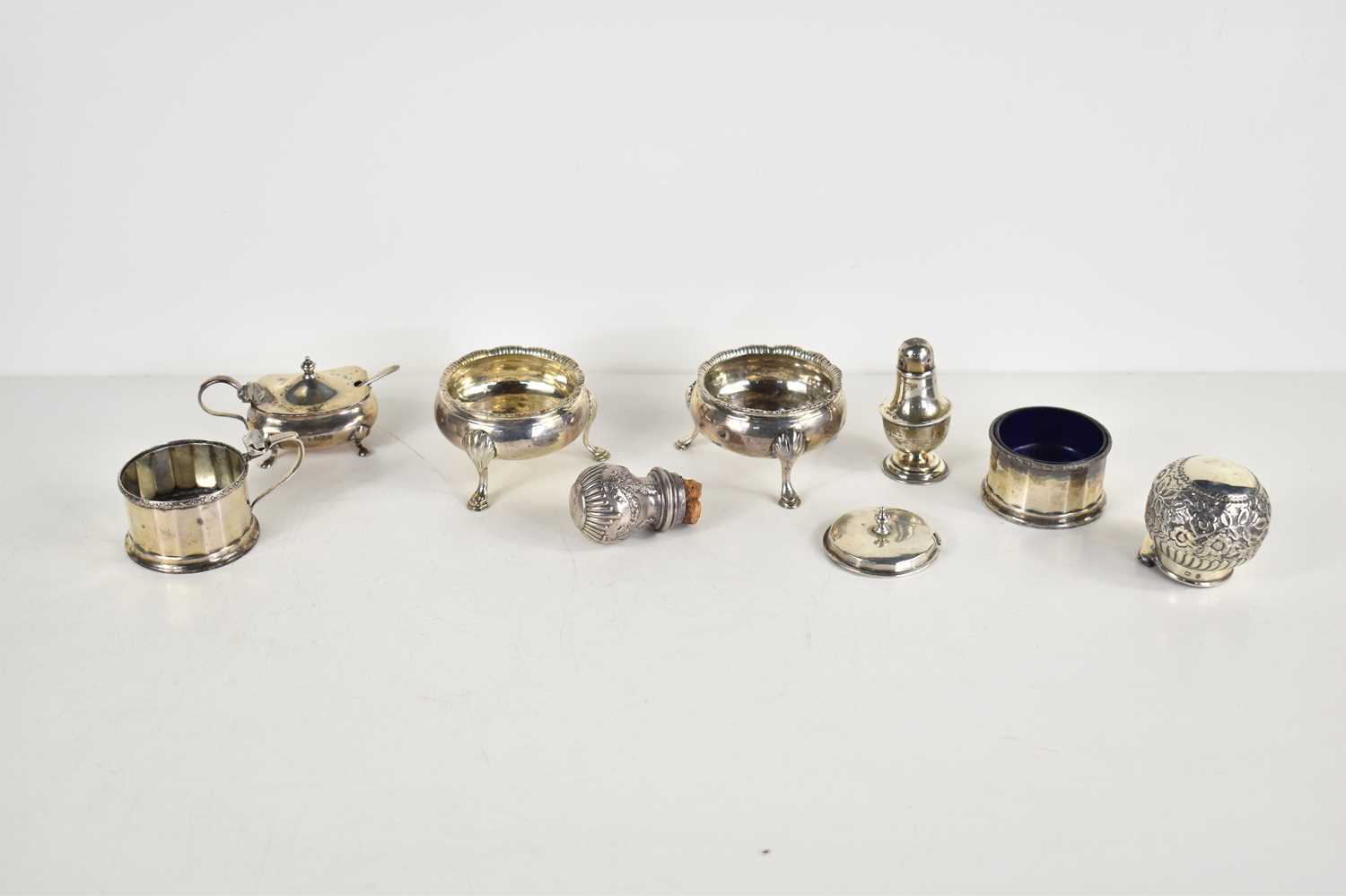 Lot 34 - A group of silver to include a pair of...