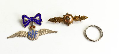 Lot 128 - A 9ct gold sweetheart brooch, 1.6g (lacking...