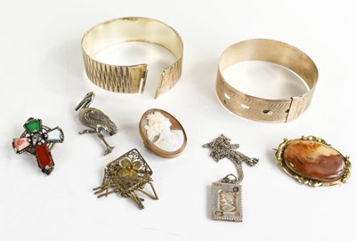 Lot 129 - A collection of silver and other jewellery to...
