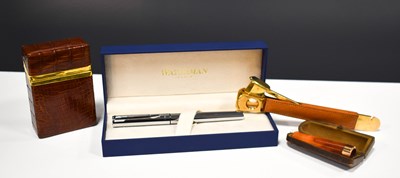 Lot 87 - A 9ct gold and amber cigar holder, with the WB...